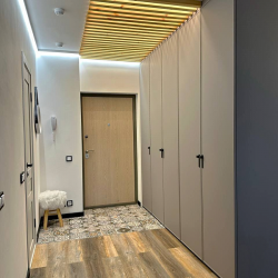 Распашной шкаф в ЖК Ривьера между коридором и комнатой