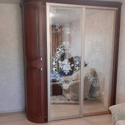 Шкаф-купе в классическом стиле в частный интерьер
